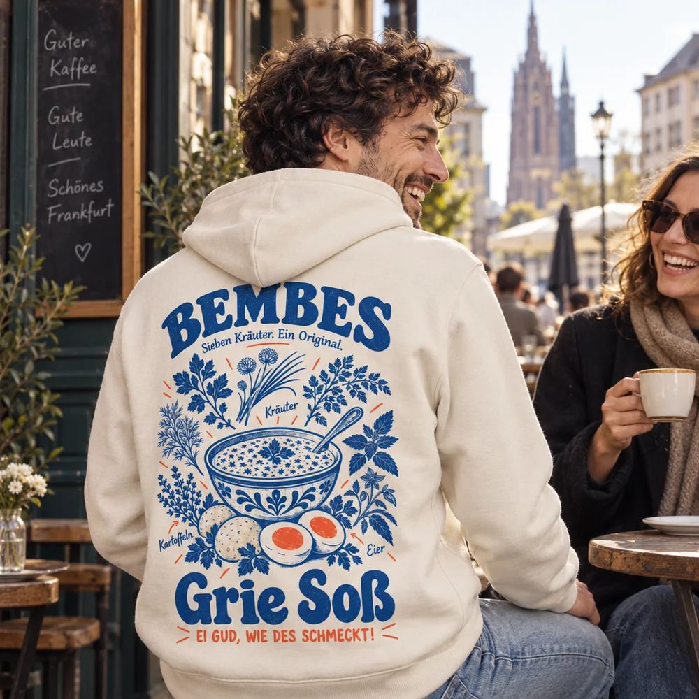 Mann im Grie-Soß-Hoodie mit Freundin im Straßencafé
